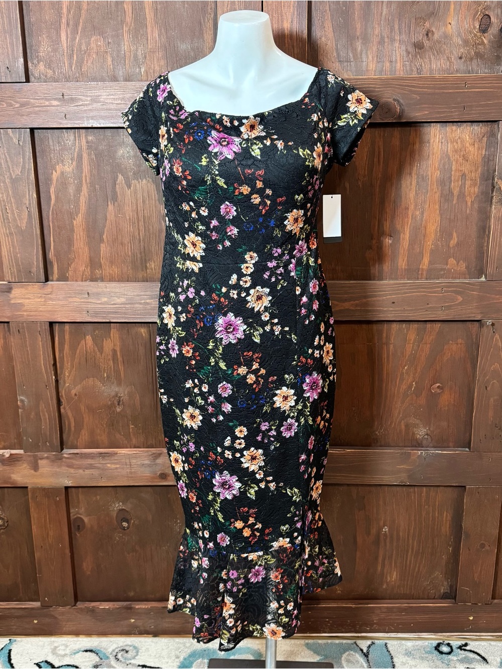 Guess Black Floral Cap-Sleeve Midi Dress with Ruffled Hemline